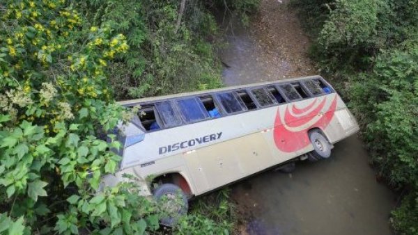 Al menos 11 muertos y una veintena de heridos al caer un autobús por un puente en Honduras