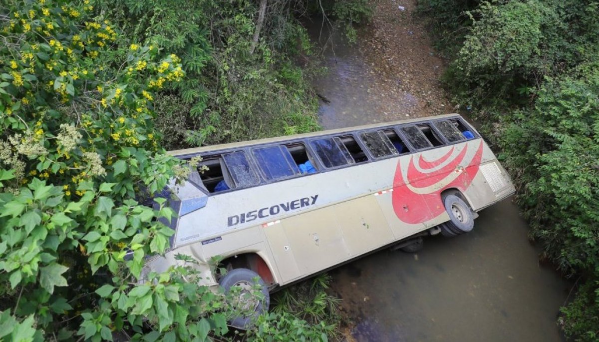 Al menos 11 muertos y una veintena de heridos al caer un autobús por un ...