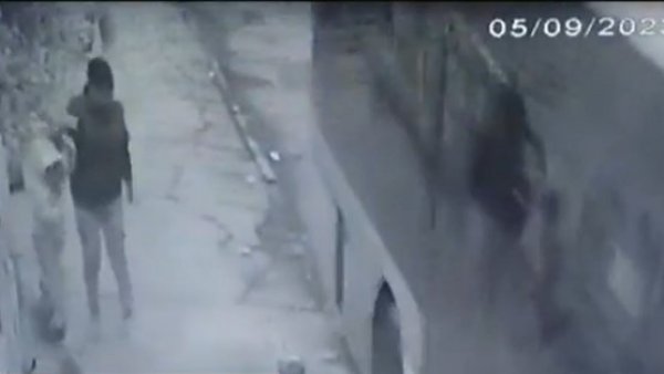 Peatones en riesgo: Micros suben a la vereda para pasar con la amenaza de atropellos en La Cisterna
