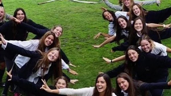 Camiseteados: Conoce a "Volando en V"
