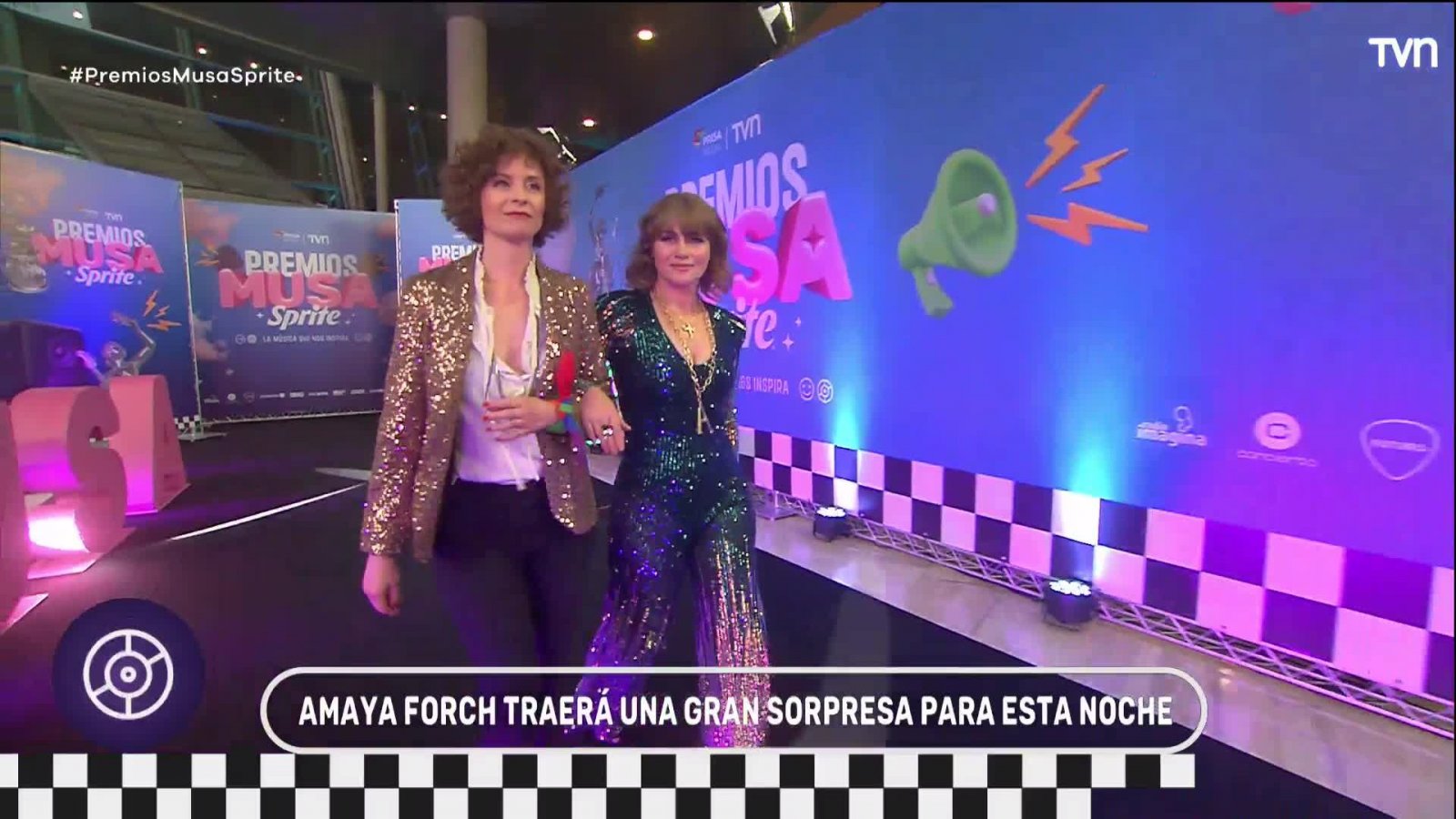 Amaya Forch hace el "beso taquito" en la alfombra de los MUSA
