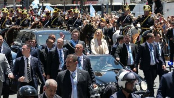 Autoridades argentinas buscan a hombre que atacó el desfile de Milei e hirió a un escolta
