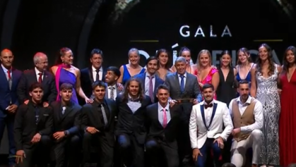 El homenaje del Team Chile al histórico entrenador Bienvenido Front
