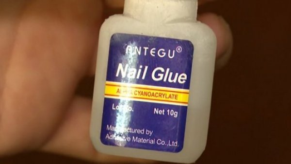 Quemadura por producto de belleza: Alerta por venta de maquillaje falso y no regulado
