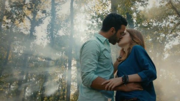Amor en Juego - T1E25 | El beso de Defne y Omer
