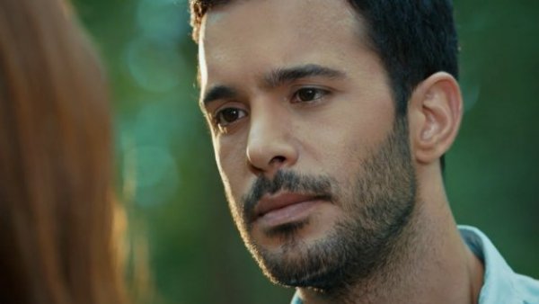 El encanto de Omer: Disfruta del momento de "Amor en Juego"

