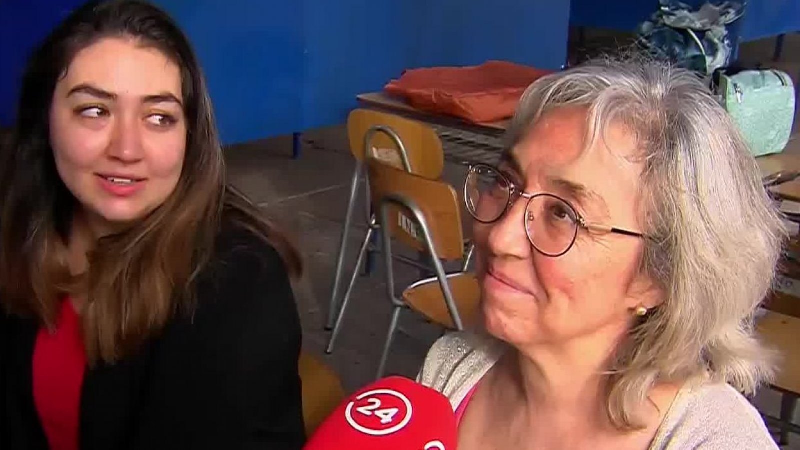 "Es súper entretenido": Madre e hija son vocales en la misma mesa
