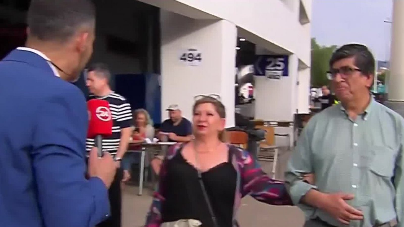 "La van a dejar de vocal": La primera votante del Estadio Nacional
