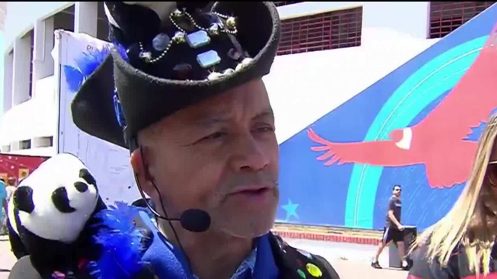 El "Capitán Travieso": Fue a votar y llevó la magia al Estadio Nacional
