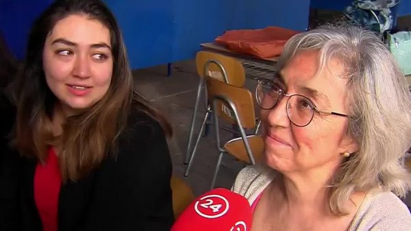 "Es súper entretenido": Madre e hija son vocales en la misma mesa
