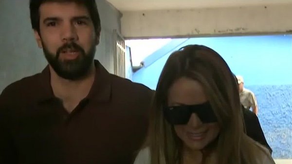 Cathy Barriga llega votar y enfrenta preguntas por su formalización
