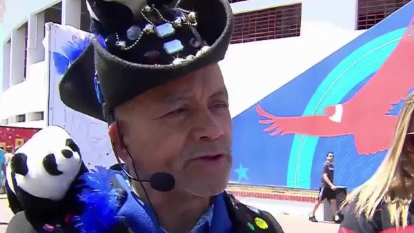 El "Capitán Travieso": Fue a votar y llevó la magia al Estadio Nacional
