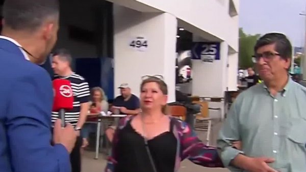 "La van a dejar de vocal": La primera votante del Estadio Nacional
