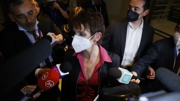 Con Covid-19: Carolina Tohá concurrió a votar luego de ser autorizada por un médico
