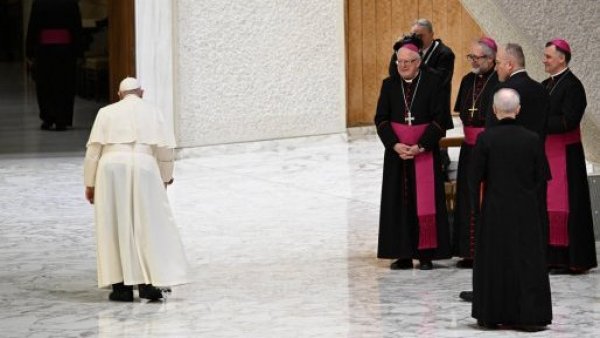 Vaticano acepta la bendición de parejas homosexuales sin considerarlas matrimonio

