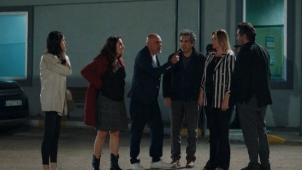 Todos contra Akif: Mira el momento de "Todo por mi familia"
