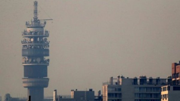 Densa columna de humo cubre Santiago por incendios en Curacaví y San Bernardo