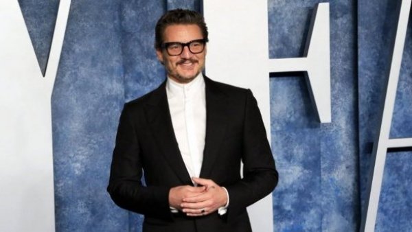 Pedro Pascal es visto en aeropuerto de Santiago