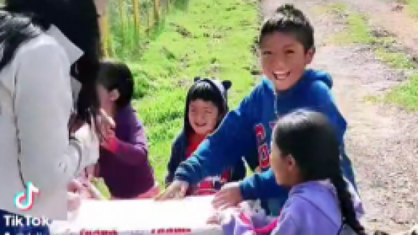 Usuaria de TikTok hizo realidad sus sueños: niños se emocionan al recibir regalos de Navidad
