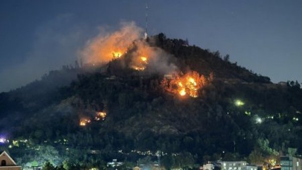 Incendio afecta al cerro San Cristóbal: Cuatro focos activos