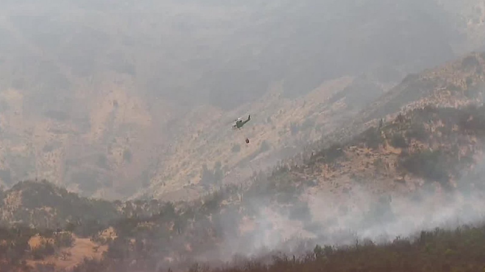 Humo de incendio forestal en Las Condes llega a distintos puntos de Santiago
