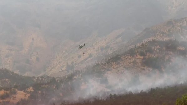Humo de incendio forestal en Las Condes llega a distintos puntos de Santiago
