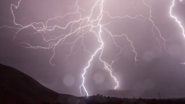 Emiten aviso por "probables tormentas eléctricas" para siete regiones del país