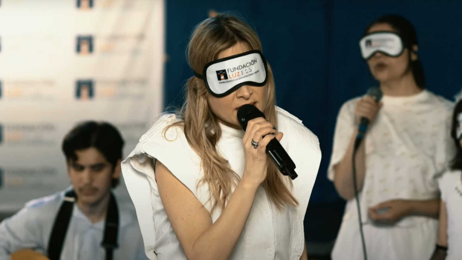 Nicole estrena versión especial de su éxito "Dame Luz" junto a músicos con discapacidad visual
