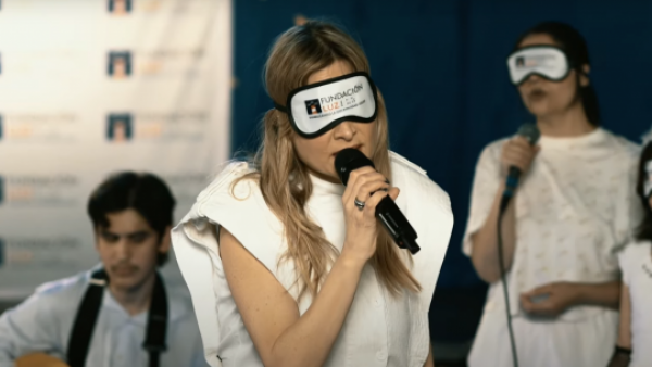 Nicole estrena versión especial de su éxito "Dame Luz" junto a músicos con discapacidad visual