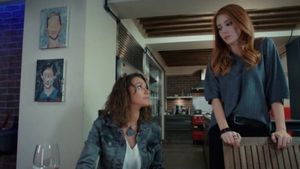 La ventaja de Defne: Mira el momento de "Amor en Juego"
