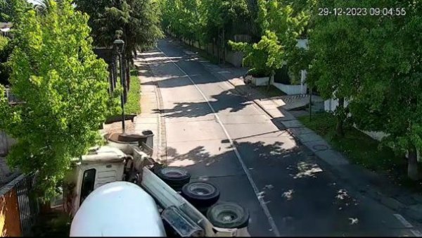 Impactante registro: Camión impacta a casa y termina volcado en su patio
