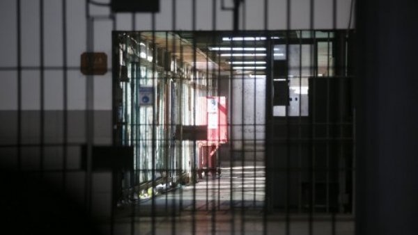 Aprueban que presos mayores de 70 años cumplan sus penas en arresto domiciliario
