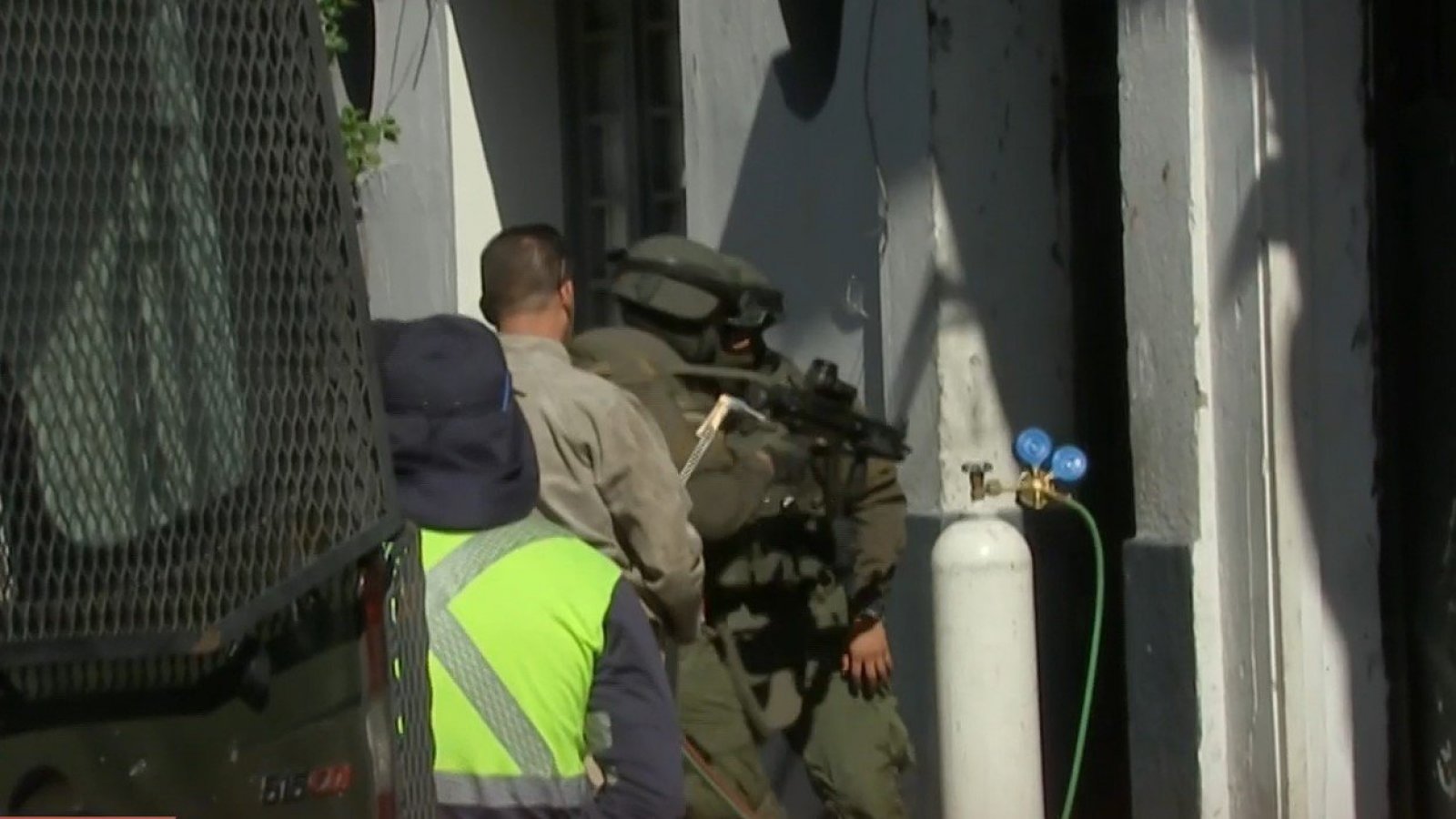 Amplio operativo policial en desalojo de casa tomada en barrio Yungay
