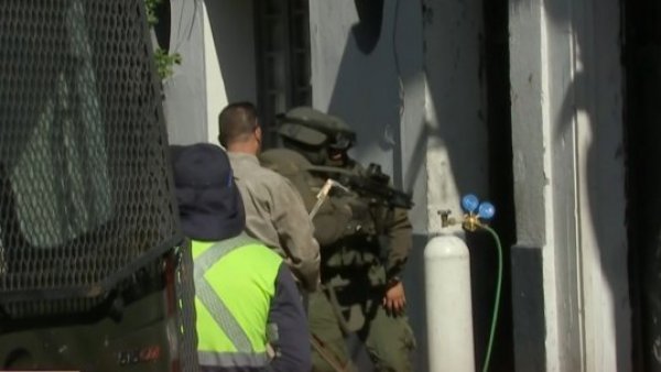 Amplio operativo policial en desalojo de casa tomada en barrio Yungay
