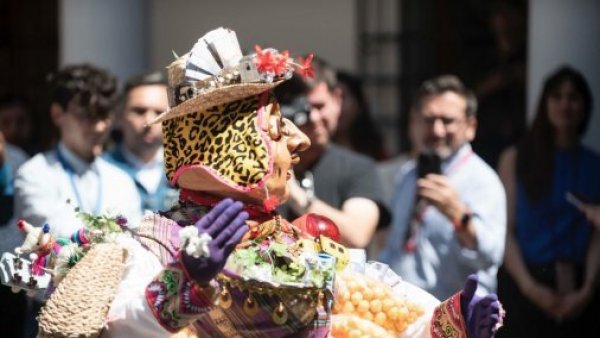 Festival Teatro a Mil: ¡Un puma, un cóndor y una serpiente gigante invaden las calles de Renca!