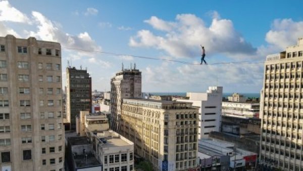 Teatro a Mil 2024: Famoso equilibrista cruzará la Alameda desde las alturas