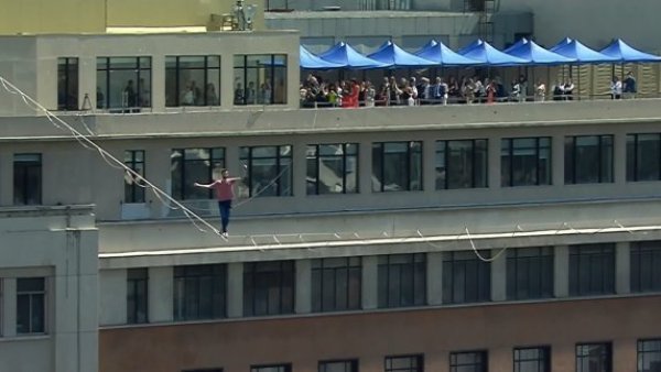 Así se vivió el inicio de Teatro a Mil: Famoso funambulista cruza la Alameda a 50 metros de altura
