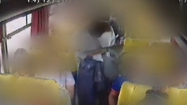 ¡Hasta con escopetas!: "Los pistoleros de Peñaflor" realizan violentos asaltos en buses interurbanos
