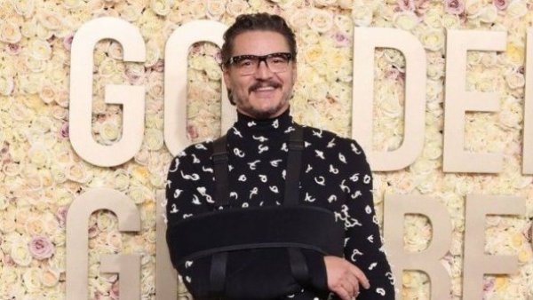 Lesionado y con cabestrillo: así asistió Pedro Pascal a los Globos de Oro