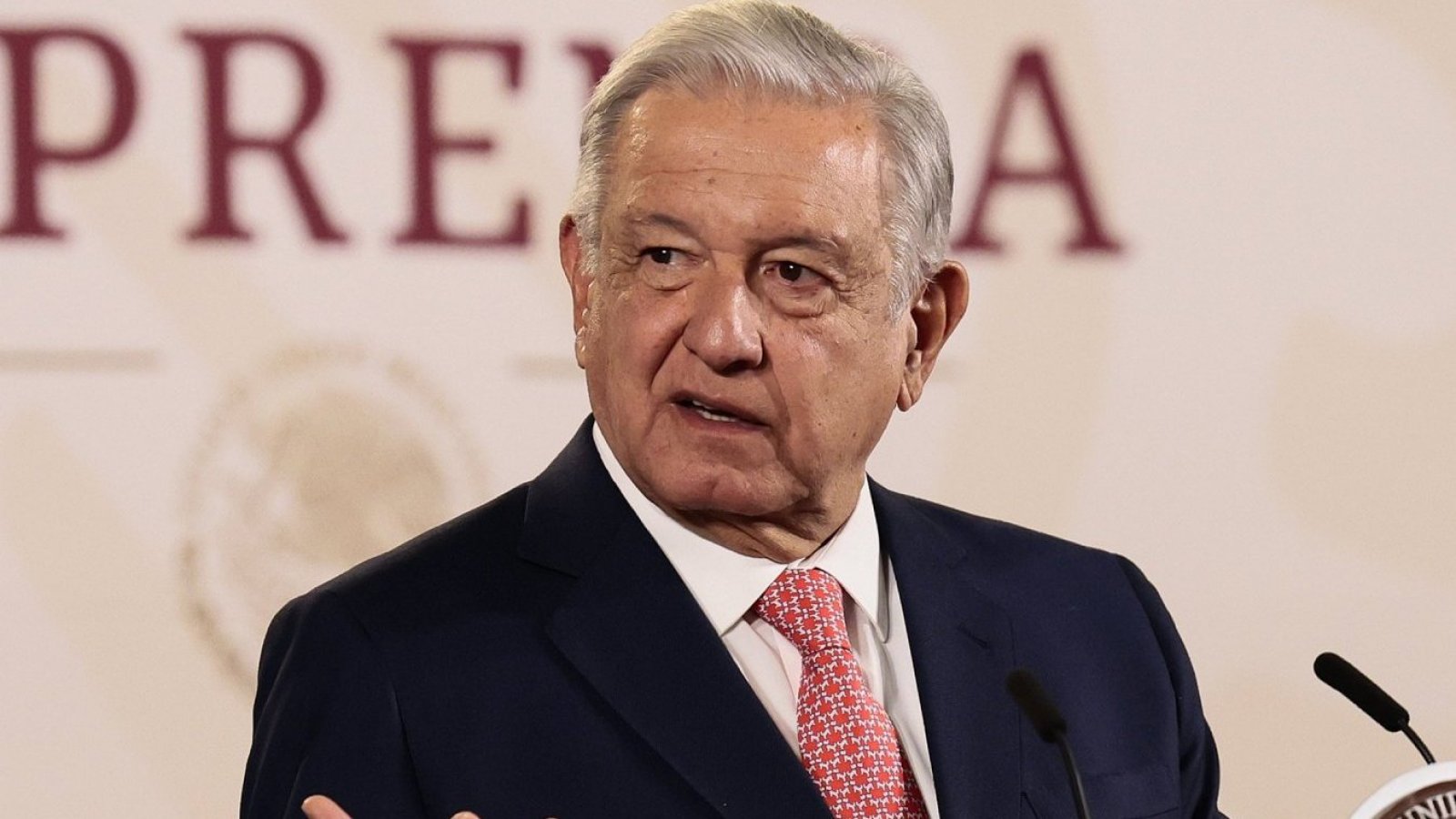 Presidente de México llamó a diputada trans como "señor vestido de mujer"
