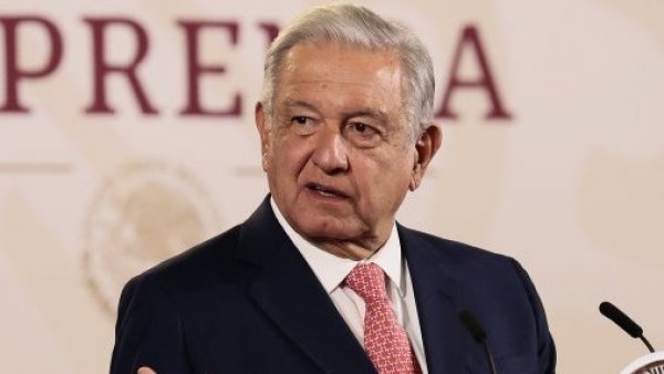 Presidente de México llamó a diputada trans como "señor vestido de mujer"
