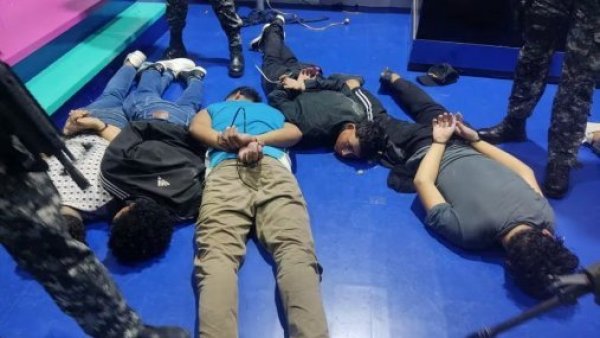 Policía de Ecuador confirmó 13 detenidos tras irrupción armada a canal de TV