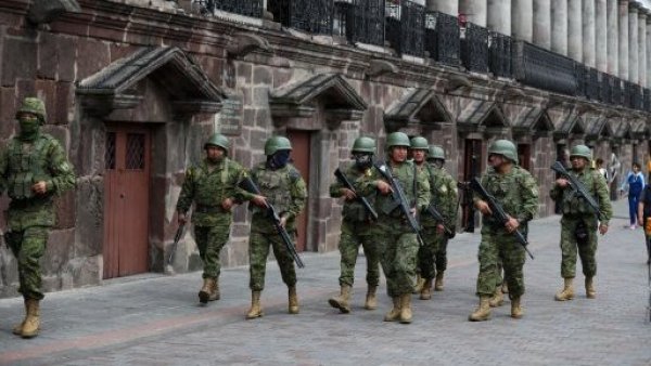 Presidente de Ecuador declara "conflicto armado interno" y pide acción militar
