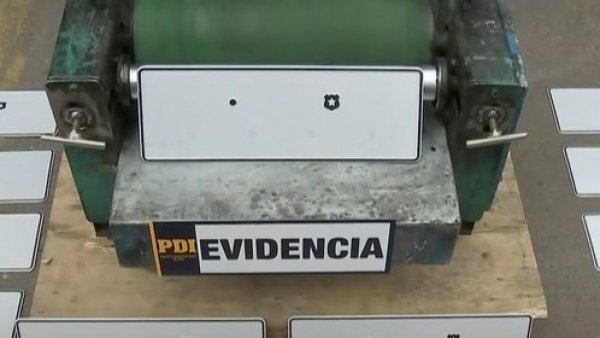 Así funcionaba la banda que falsificaba patentes de autos