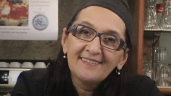Investigan muerte de una pizzera italiana cuestionada por defender a clientes en Internet