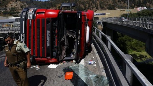 Camión cargado con vino volcó y derramó su carga en estero Marga Marga