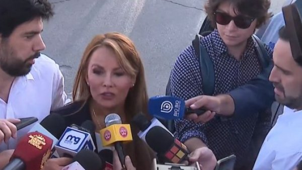 "No tengo nada que esconder": Así fue la caótica llegada de Cathy Barriga a su formalización
