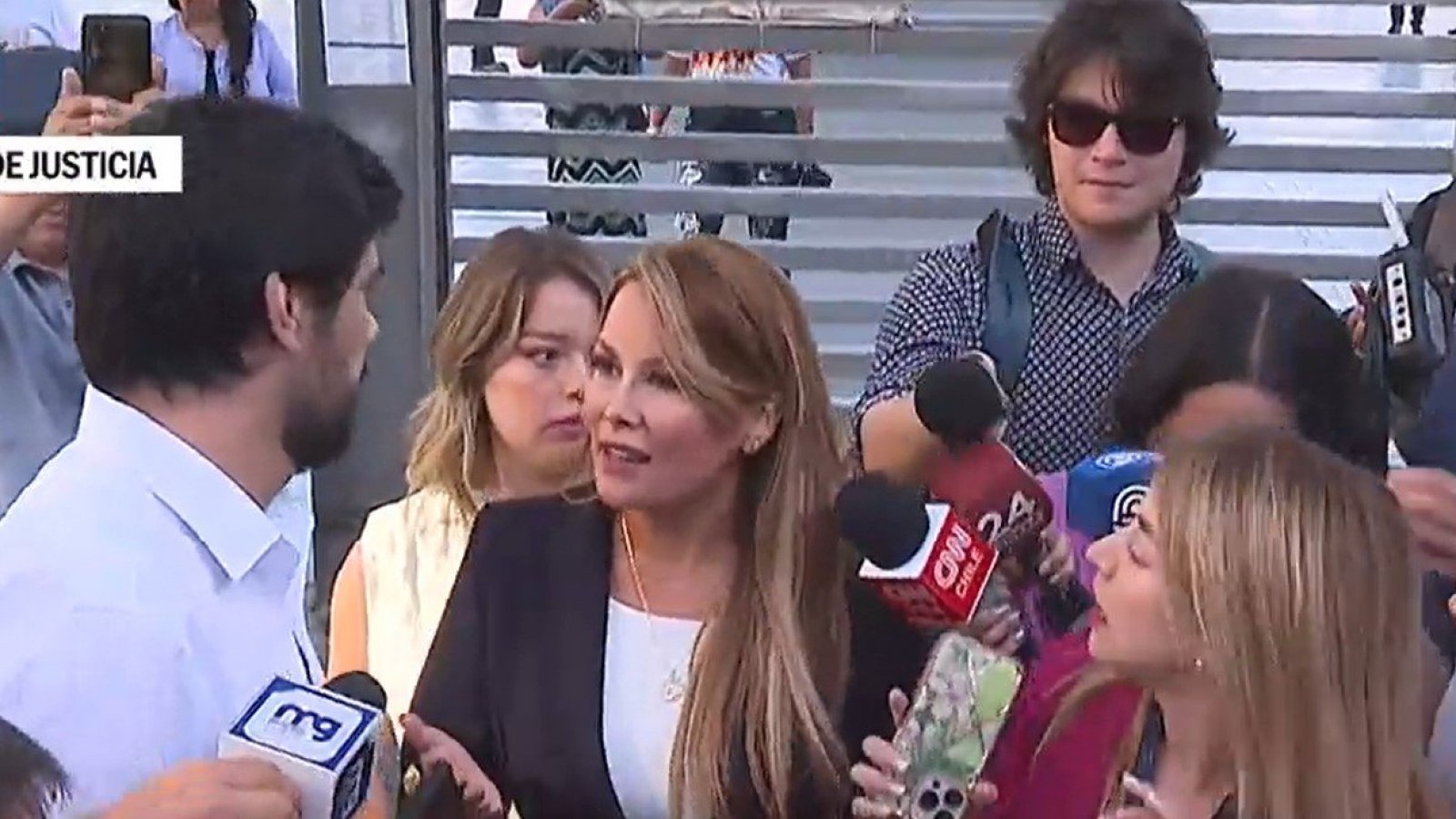 Enojo y molestia: Cathy Barriga arremete contra su esposo ante el caos por su formalización
