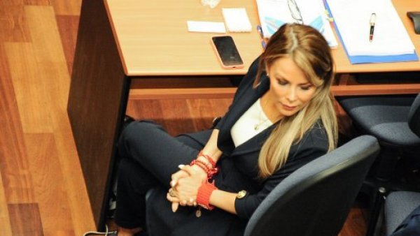 Por una serie de delitos: La explicación de las medidas cautelares que enfrentaría Cathy Barriga

