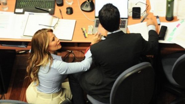 "La guerra sucia no más": Los audios de ex funcionaria que complican a Cathy Barriga
